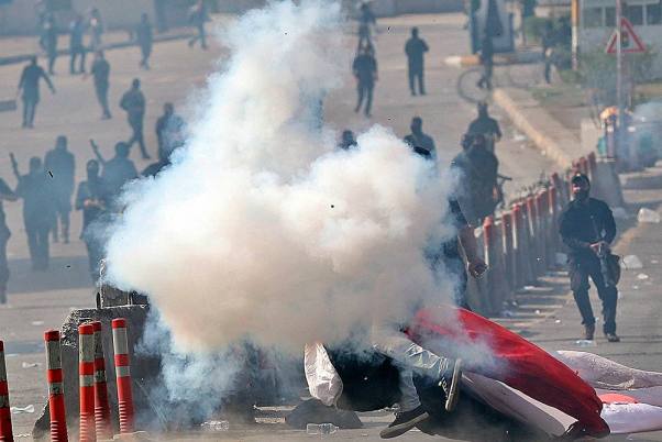 इराक के मध्य बगदाद में सरकार विरोधी प्रदर्शन के दौरान प्रदर्शनकारियों पर आंसू गैस के गोले फेंके गए