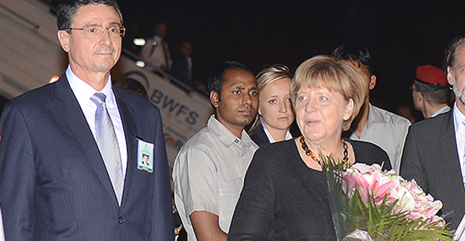एंजेला मर्केल भारत पहुंचीं, पीएम मोदी ने किया स्‍वागत