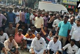 हैदराबाद गैंगरेप-हत्या मामले में लोगों का फूटा गुस्सा, पुलिस पर फेंके जूते-चप्पल