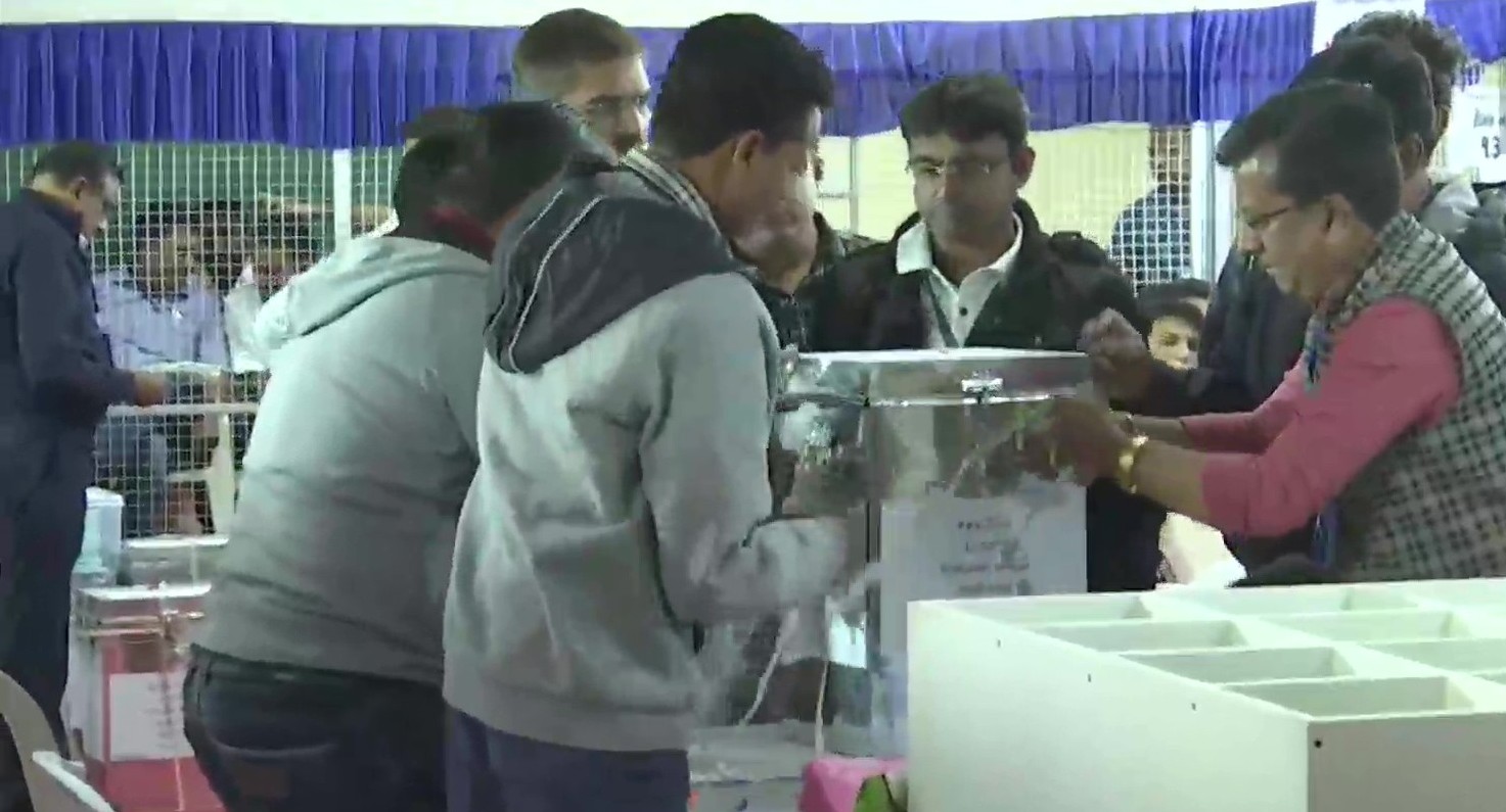 गुजरात विधानसभा चुनाव: वोटों की गिनती जारी, रूझानों में बीजेपी को मजबूत बढ़त