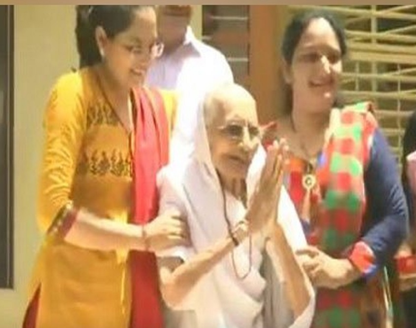 रुझानों में मोदी सरकार की जीत की खबर सुनने के बाद लोगों का अभिवादन स्वीकार करती नरेंद्र मोदी की मांं हीराबेन