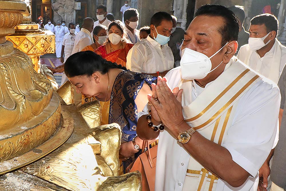 तिरुपति के तिरुमाला में भगवान वेंकटेश्वर स्वामी मंदिर में अपनी पत्नी शिरंथी के साथ पूजा करने पहुंचे श्रीलंका के प्रधानमंत्री महिंदा राजपक्षे