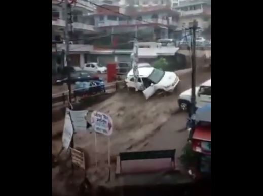 हिमाचल प्रदेश: धर्मशाला में बादल फटने से सड़क पर सैलाब, पानी के तेज बहाव के साथ बह गईं कारें, देखें वीडियो