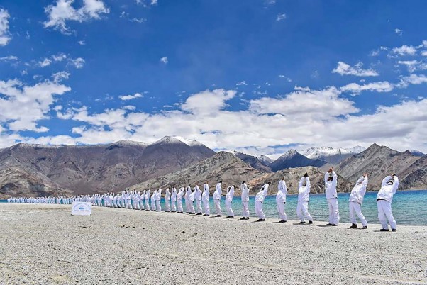 लद्दाख में पैंगोंग त्सो झील के किनारे अंतर्राष्ट्रीय योग दिवस पर योग करते भारत-तिब्बत सीमा पुलिस