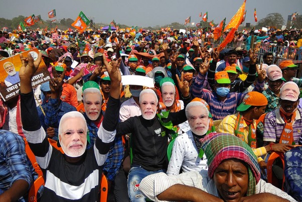 पश्चिम बंगाल में समर्थकों ने मोदी के मुखौटे पहनकर किया पीएम का स्वागत