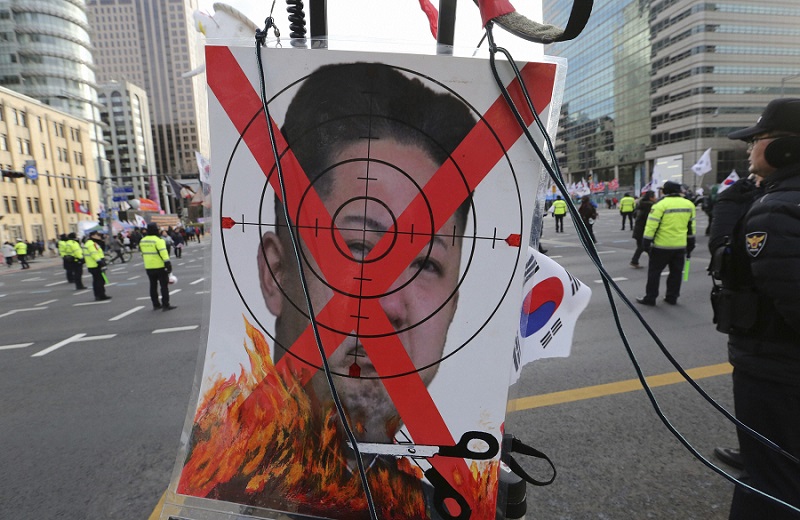 दक्षिण कोरिया के सियोल में उत्तर कोरिया के नेता किम जोंग उन के विरोध में प्रदर्शन का दृश्य