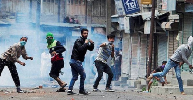 कश्मीर में आतंकी संगठनों में शामिल हुए तीन युवकों ने किया आत्मसमर्पण