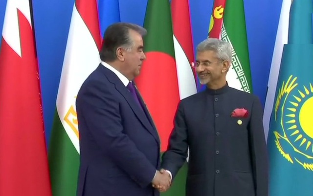 दुशांबे में एशिया (CICA) सम्मेलन में ताजिकिस्तान के राष्ट्रपति इमोमाली रहमोन से मुलाकात करते विदेश मंत्री एस. जयशंकर।