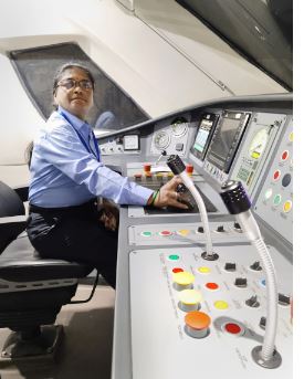 एशिया की पहली महिला लोको पायलट सुरेखा यादव ने वंदे भारत एक्सप्रेस का संचालन किया