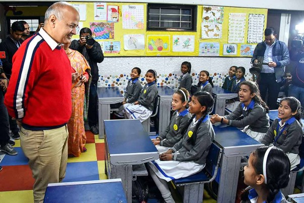 हैप्पीनेस क्लास में स्कूली बच्चों से मिलते हुए दिल्ली के शिक्षा मंत्री मनीष सिसोदिया