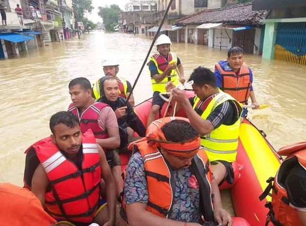 नेपाल में भारी बारिश की वजह से बाढ़ में राहत कार्य जारी। अब तक 43 लोगों की मौत।