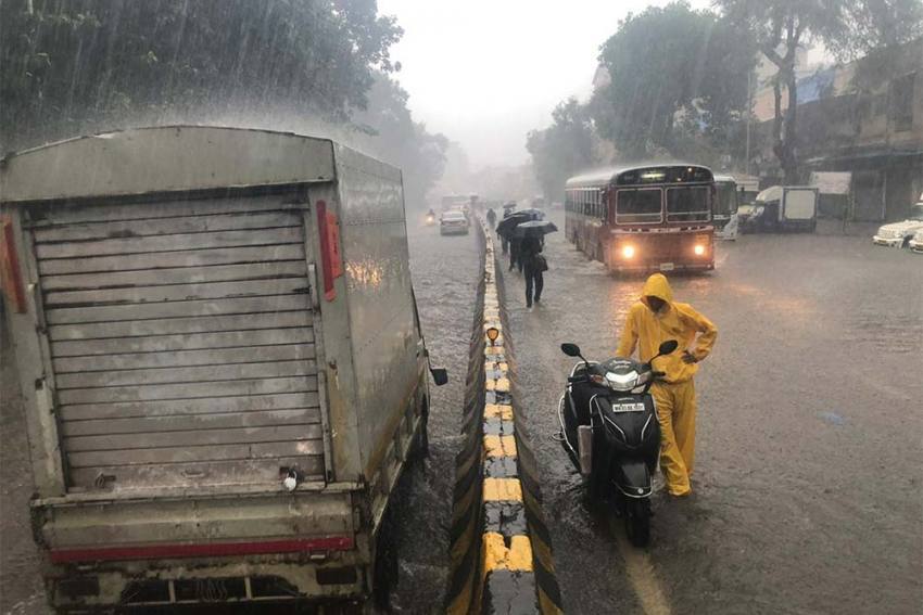 मुंबई में बारिश में कमी आई, कई इलाकों में यातायात सेवा बहाल