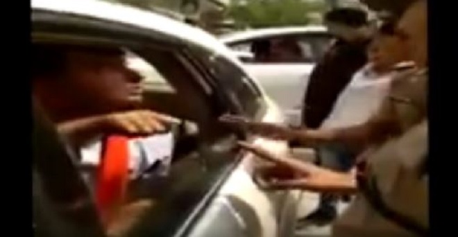 VIDEO: जब बीच सड़क आईजी और एएसपी से उलझ गए योगी के विधायक