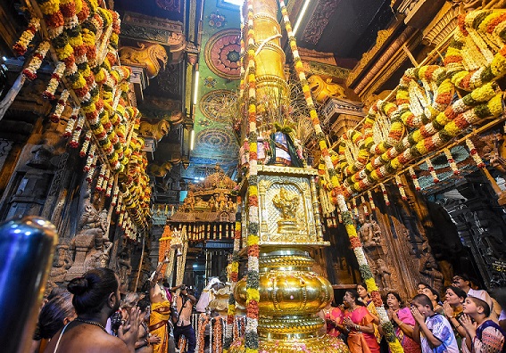 मदुरै में चिथिराई उत्सव के दौरान मीनाक्षी सुंदरेश्वर मंदिर का दृश्य