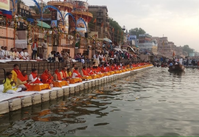 वाराणसी में गंगा सप्तमी के उत्सव पर गंगा घाट पर पूजा-अर्चना करते श्रद्धालु