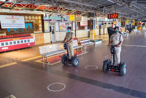 लॉकडाउन के बीच आज से शुरू रेल सेवाओं के बीच भुवनेश्वर रेलवे स्टेशन पर व्यवस्थाओं का निरीक्षण करते रेलवे पुलिस बल (आरपीएफ) के कर्मी