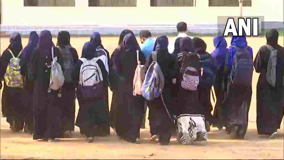 कर्नाटक: हिजाब पहनकर आईं छात्राओं को इस शर्त पर मिली कॉलेज में एंट्री, जानिए क्या है शर्त