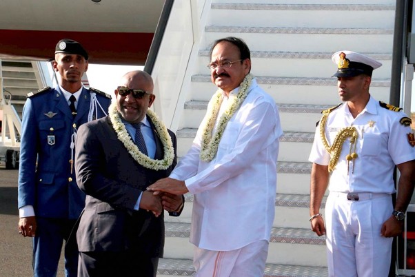 पूर्वी अफ्रीका के कोमोरोस में उपराष्ट्रपति वेंकैया नायडू का स्वागत करते कोमोरोस के राष्ट्रपति अजाली असौमानी
