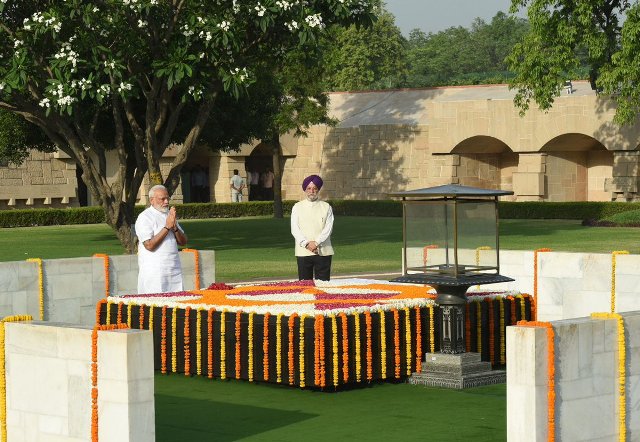 राष्ट्रपिता महात्मा गांधी के समाधि स्थल पर जाकर उन्हें श्रद्धांजलि अर्पित करते पीएम नरेंद्र मोदी