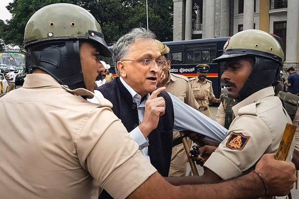 बेंगलूरू के टाउन हॉल में नागरिकता कानून के खिलाफ विरोध प्रदर्शन के दौरान हिरासत में लिए गए प्रसिद्ध इतिहासकार रामचंद्र गुहा