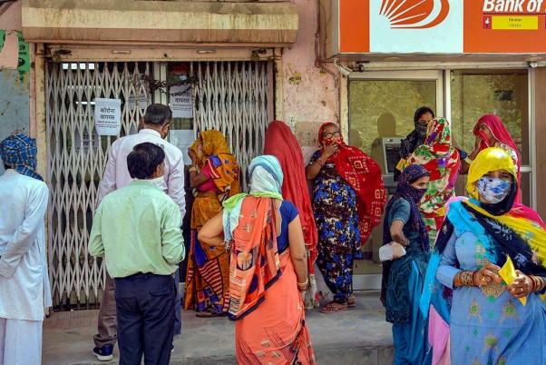 लॉकडाउन के दौरान बीकानेर में नकदी निकालने के लिए बैंक के बाहर कतार में खड़े लोग