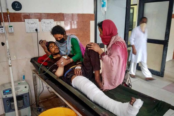 फायरिंग की घटना में घायल हुए ढोक रक्षा समिति (डीडीसी) के सदस्य गोपाल नाथ, डोडा जिले के भदरवाह घाटी के एक अस्पताल में इलाज कराते
