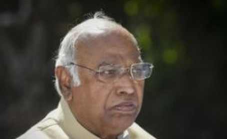 मणिपुर हिंसा: खड़गे के नेतृत्व वाला प्रतिनिधिमंडल मंगलवार को राष्ट्रपति से मिलेगा; कांग्रेस ने पीएम पर साधा निशाना