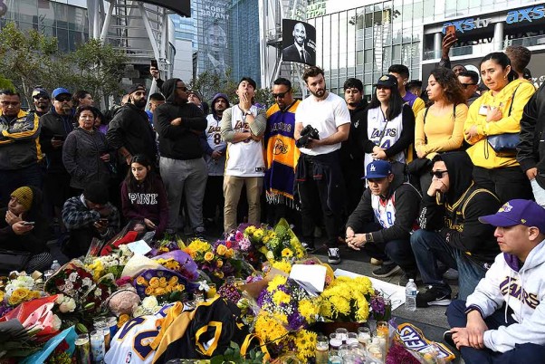 दुर्घटनाग्रस्त हेलीकॉप्टर में मारे गए बॉस्केट बॉल खिलाड़ी कोबे ब्रायंट को श्रद्धांजलि देने लॉस एंजेलिस के स्टेपल्स सेंटर के पास पहुंचे लोग