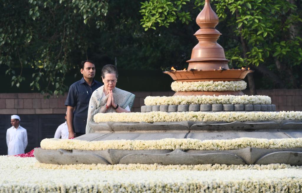 पूर्व प्रधानमंत्री राजीव गांधी की पुण्यतिथि पर श्रद्धांजंलि अर्पित करती यूपीए अध्यक्ष सोनिया गांधी
