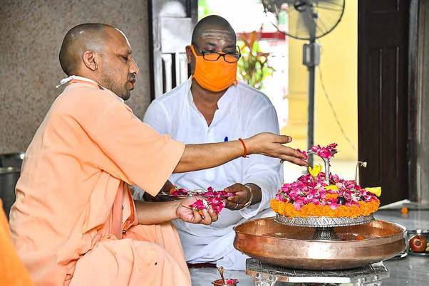 गोरखपुर में 'सावन' के पवित्र महीने के पहले दिन गोरखनाथ मठ में रुद्राभिषेक करते उत्तर प्रदेश के मुख्यमंत्री योगी आदित्यनाथ