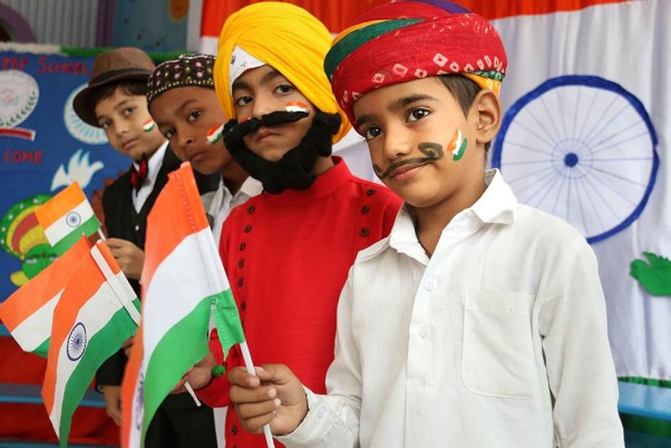 अजमेर में स्वतंत्रता दिवस और रक्षा बंधन का जश्न मनाते हिंदू, मुस्लिम, सिख और ईसाई के रूप में तैयार स्कूली बच्चे
