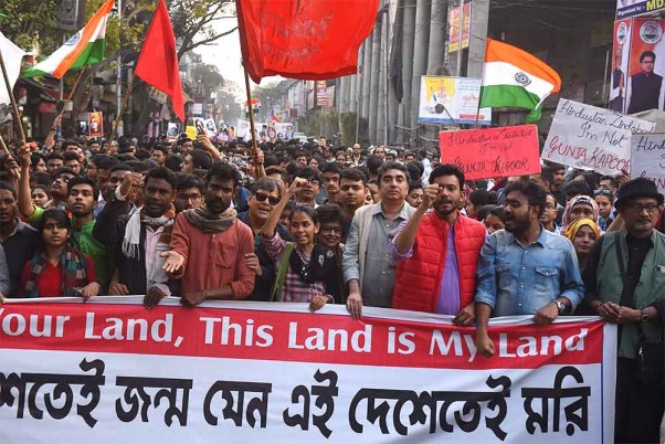 कोलकाता में सीएए और एनआरसी के खिलाफ रैली के दौरान जेएनयू छात्र संघ की अध्यक्ष आइशी घोष