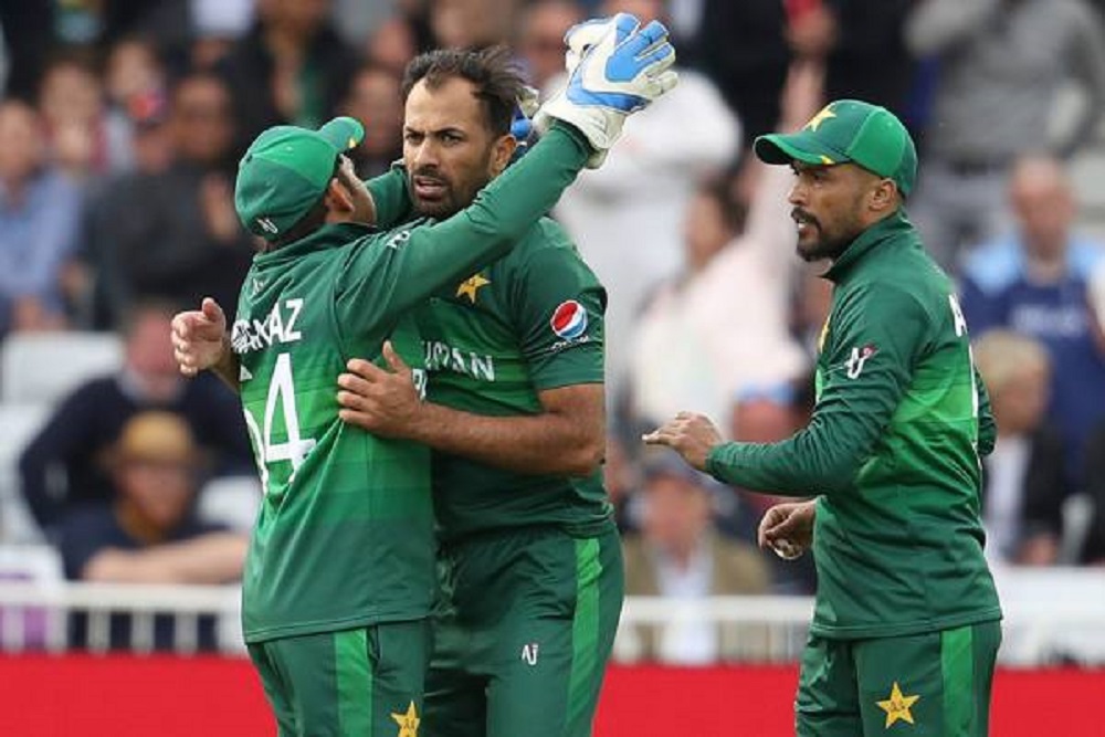 आईसीसी विश्व कप के छठे मैच में इंग्लैंड के मोइन अली को आउट करने के बाद जश्न मनाते पाकिस्तान के वहाब रियाज