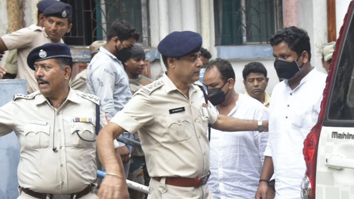 बंगाल पुलिस का आरोप, झारखंड के विधायकों से नकदी मिलने के मामले में दिल्ली-गुवाहाटी पुलिस ने सीआईडी को छापेमारी से रोका