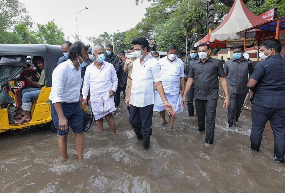चेन्नई में भारी बारिश के बाद जलभराव वाले इलाके का दौरा करते तमिलनाडु के मुख्यमंत्री एमके स्टालिन