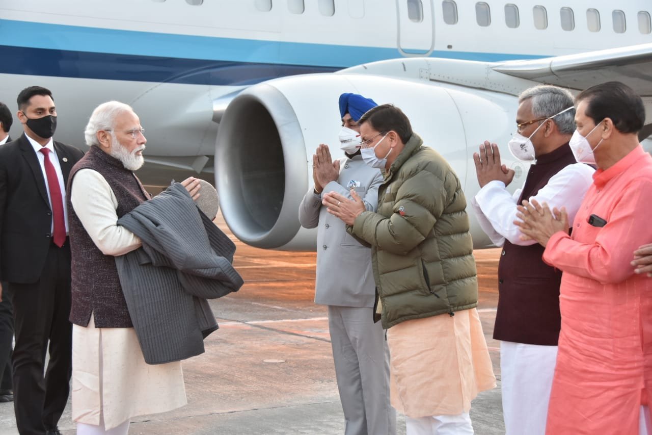 दहरादून के हवाई अड्डे पर पीएम नरेंद्र मोदी का स्वागत करते उत्तराखंड के राज्यपाल रिटायर्ड लेफ्टिनेंट जनरल गुरमीत सिंह और राज्य के सीएम पुष्कर सिंह धामी