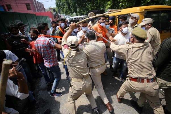 जम्मू में रामबन जिला प्रशासन के खिलाफ प्रदर्शन के दौरान एबीवीपी के कार्यकर्ता और पुलिस के बीच हाथापाई