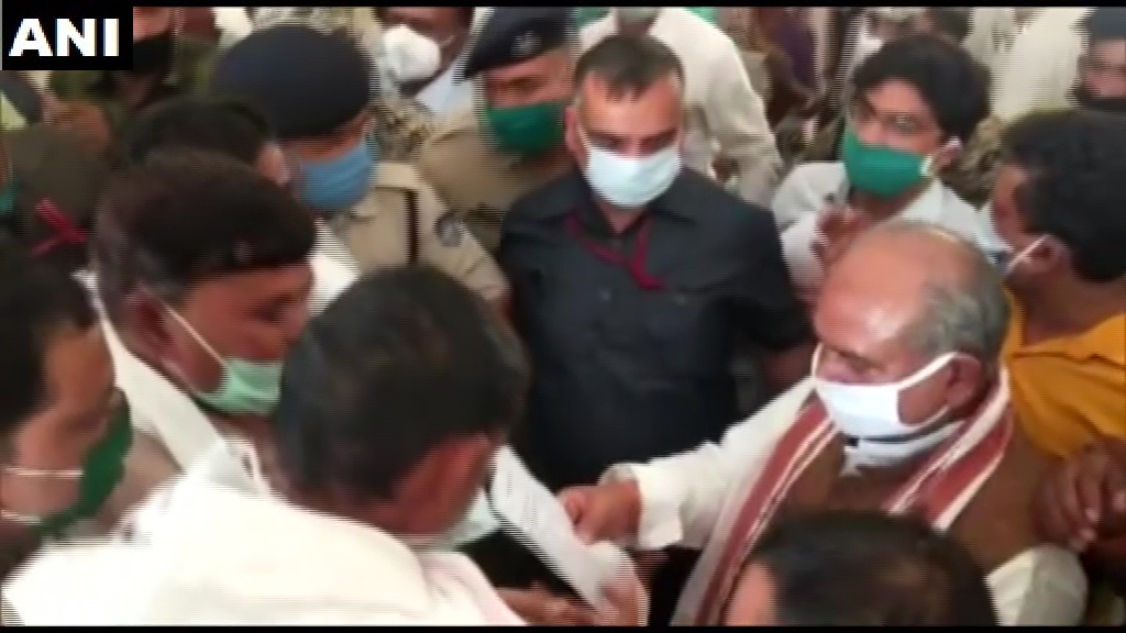मध्य प्रदेश पहुंचे केंद्रीय मंत्री नरेंद्र सिंह तोमर के कार्यक्रम में उड़ी सोशल डिस्टेंसिंग की धज्जियां