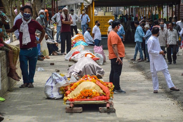 एक्सक्लुसिव।। दिल्ली में भी कोविड मौत के आंकड़ों में बड़ी हेरफेर, नगर निगम- एक हफ्ते में 1688 शवों का अंतिम संस्कार, केजरीवाल- 1078 की हुई मौत