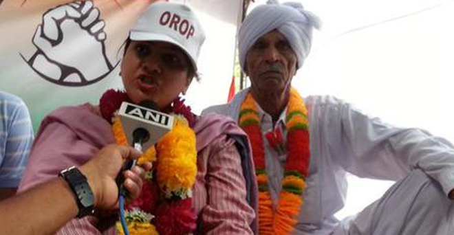 OROP: पूर्व सैनिकों के धरने में शामिल हुईं वीके सिंह की बेटी