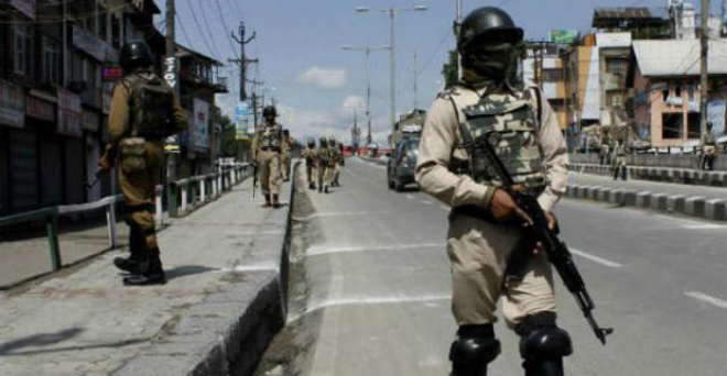 कश्मीर: घाटी के कुछ हिस्सों में अब भी जारी है कर्फ्यू