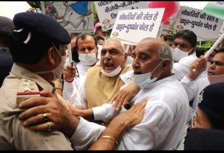 चंडीगढ़ः पेपर लीक व किसानों के मुद्दों को लेकर कांग्रेस विधायकों का पैदल मार्च, बीजेपी-जेजेपी सरकार के खिलाफ की नारेबाजी