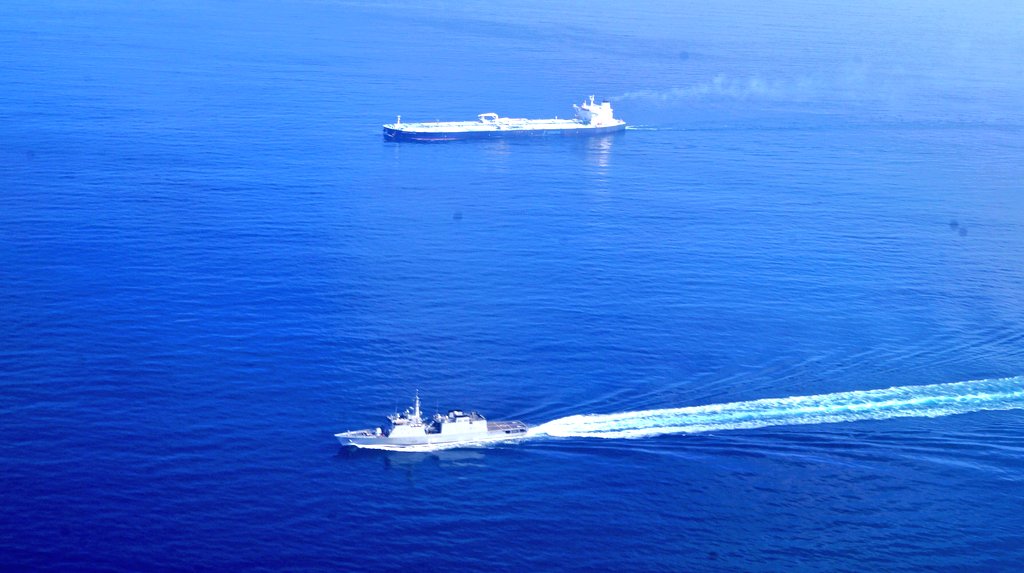 ईरान और अमेरिका के बढ़ते तनाव के बीच भारतीय नौ सेना ने ओमान और फारस की खाड़ी में तैनात किए युद्धपोत।