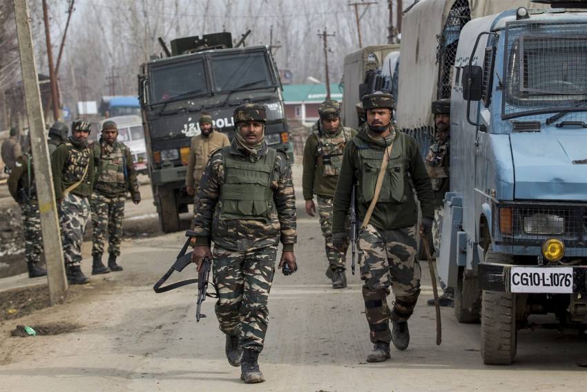 जम्मू-कश्मीर के पुलवामा में सुरक्षाबलों ने 24 घंटे में मार गिराए जैश के पांच आतंकवादी