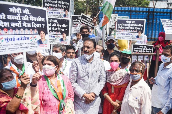 मुंबई में केंद्र सरकार के वैक्सीन मैत्री प्रोग्राम के विरोध में कांग्रेस पार्टी के कार्यकर्ताओं द्वारा प्रदर्शन