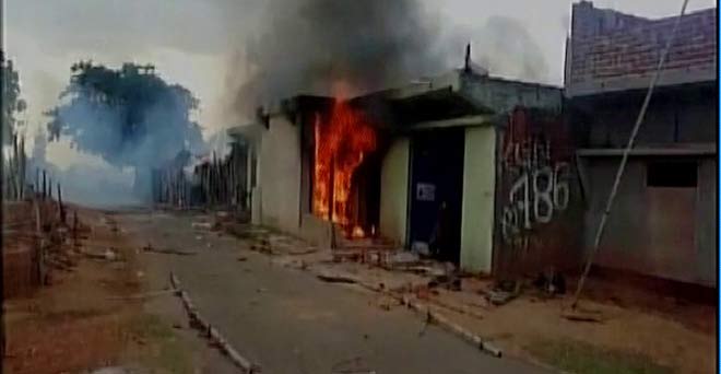 घर के बाहर मृत गाय मिलने पर भीड़ ने मुस्लिम शख्स को पीटा, मकान में लगाई आग
