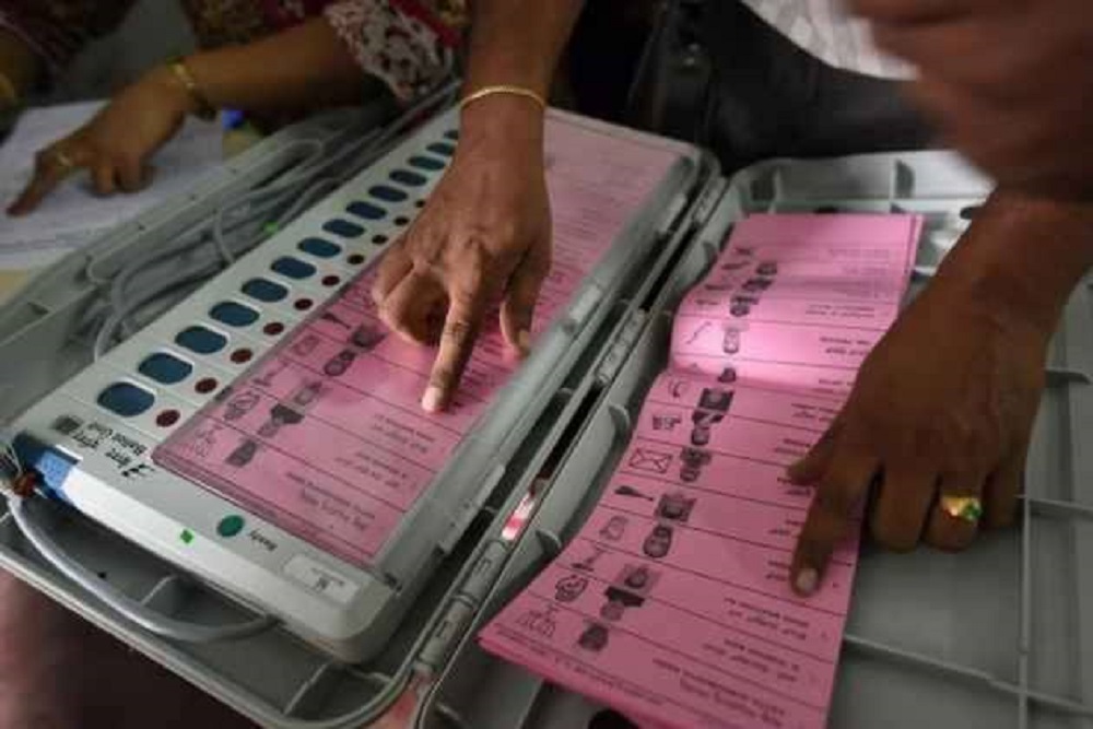 ईवीएम हैकिंग का दावा, चुनाव आयोग ने किया खारिज, कानूनी कार्रवाई पर विचार