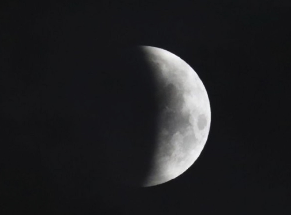 आज देर रात देखिए तीन घंटे का आंशिक चंद्रग्रहण का नजारा, अगला 2021 में दिखेगा