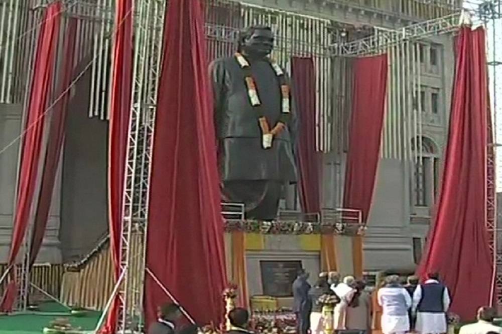 लखनऊ स्थित लोक भवन में प्रधानमंत्री नरेंद्र मोदी ने अटल बिहारी वाजपेयी की प्रतिमा का अनावरण किया