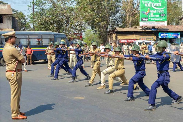 कराड में आगामी लोकसभा चुनाव के लिए शहरी क्षेत्र में रूट मार्च के बाद रिहर्सल करता पुलिस दंगा नियंत्रण बल